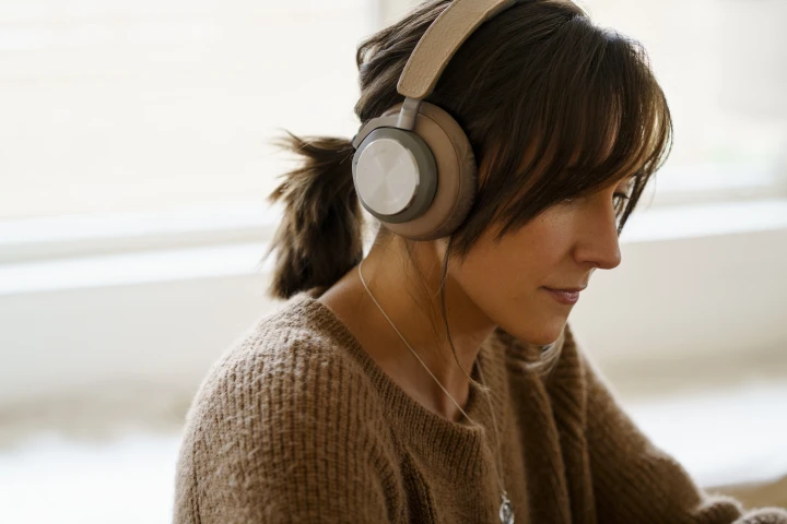 woman-using-wireless-headphones-technology